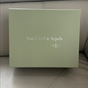 Van cleef & Arpels slide open box